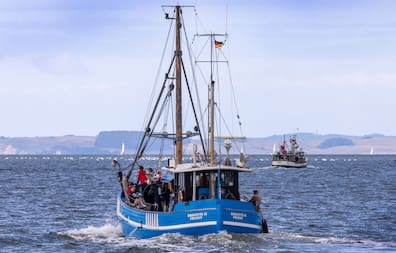 Fischkutter bei Freest fahren vom Peenestrom auf die Ostsee. Fischer dürfen nur mit kleinen Booten und passivem Fanggerät wie Stellnetzen Hering noch gezielt in geringem Maß fangen.