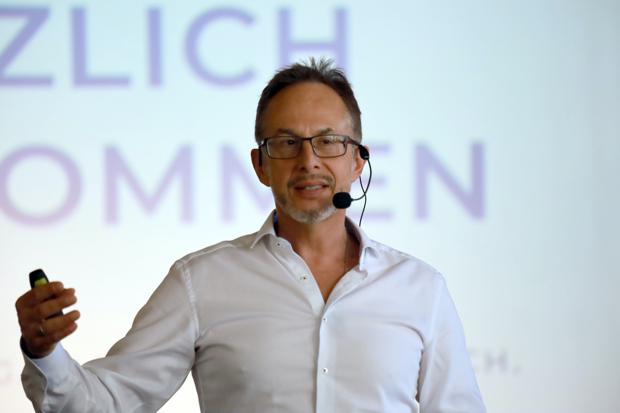 Kurt Koch, Chef der Rita AG, freut sich über den Ergalt des Gütesiegels der Deutschen Bundesbank.