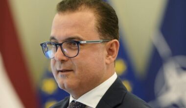 Latvia’s healthcare workers lose patience – minister faces possible vote of no confidence