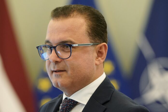 Latvia’s healthcare workers lose patience – minister faces possible vote of no confidence