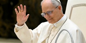 Pope jokes with media in English