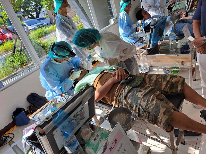 NIA and Tzu Chi Co-Host Free Medical and Haircut Services for Foreign Crewmembers — Taking Action to Care for Migrant Fishermen|English News