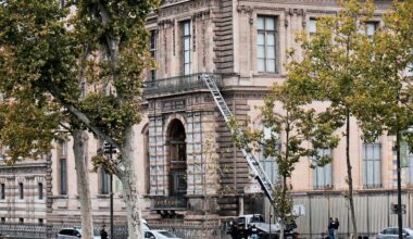 Deutscher Aufzug half beim Louvre-Einbruch: Firma macht nun Werbung damit