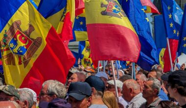 Russian propaganda in Moldova suffered a defeat. An analysis of the Moldova parliamentary elections. A crowd of people with Moldovan flags. Photo: Sasha Pleshco/Unsplash.