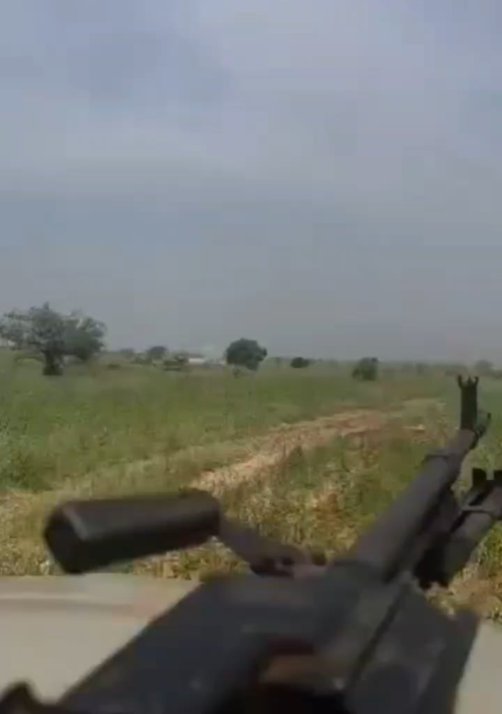 Purported footage of Sudanese Army troops chasing Rapid Support Forces while shooting a Zastava M84 machine gun (late September or early October)