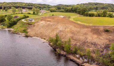 Ødelagt skrænt skulle være genskabt, men ejer har intet gjort