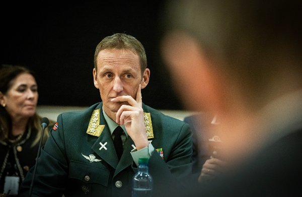 SKREKKSCENARIO: Forsvarssjef Eirik Kristoffersen tegner et skrekkelig krigsscenario i sin nye bok «Beredt«, som han har skrevet med sin bror Frode Kristoffersen.