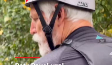 Prezident Pavel a jeho ochranka na závodech.