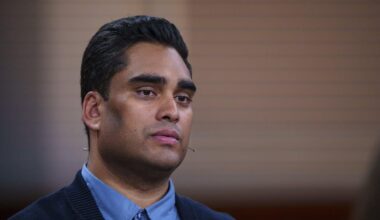 Partileder raser over journalist ved sit hjem – men roser demo foran statsministerens