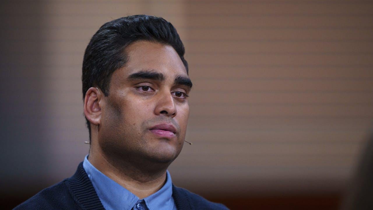 Partileder raser over journalist ved sit hjem – men roser demo foran statsministerens