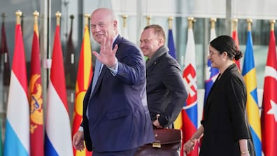 Der Botschafter der Vereinigten Staaten bei der Nato, Matthew Whitaker, winkt bei seiner Ankunft zu einem Treffen der Nato-Außenminister im Nato-Hauptquartier.
