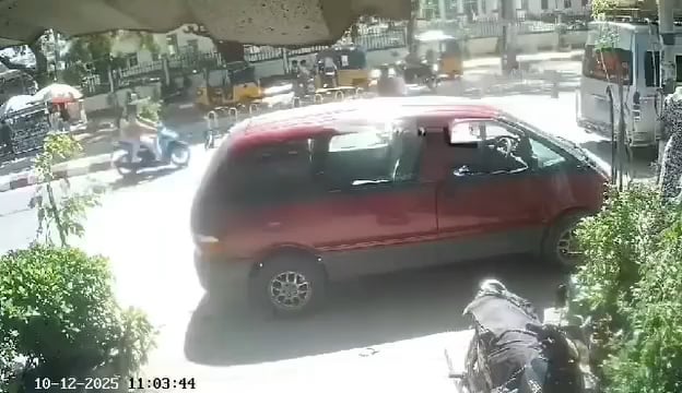 (October 12th) CCTV footage of anti-junta guerrilla cell in Meiktila, Mandalay Region, Myanmar (Burma) throwing a grenade into a junta police truck