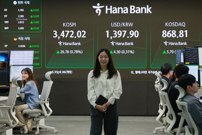 A dealer works at the main dealing room of Hana Bank in Jung District, Seoul, on September 22. (Yonhap)