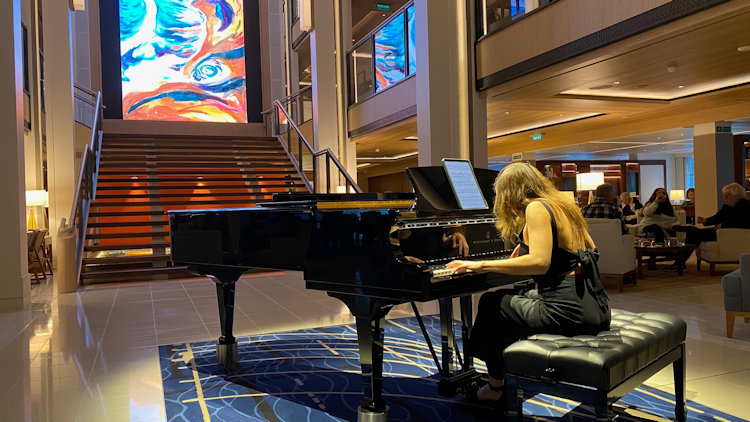 Viking Saturn pianist