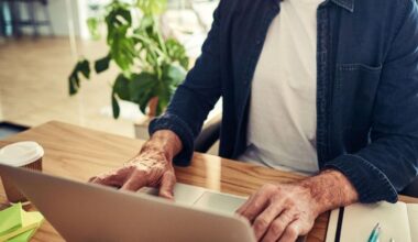 To ud af tre 60-64-årige er i beskæftigelse