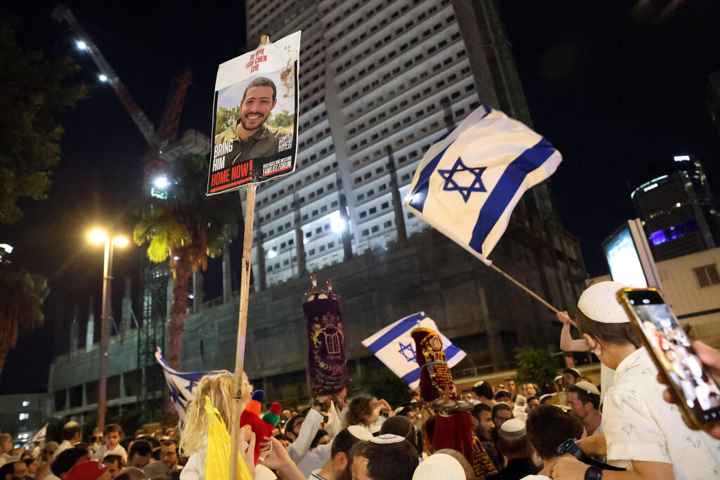 לא שוכחים את החללים שנותרו מאחור. כיכר החטופים