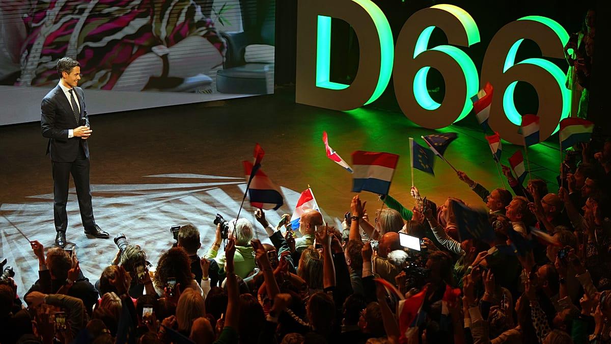 Législatives aux Pays-Bas : égalité quasi parfaite entre les sociaux-libéraux et l'extrême droite