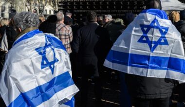 Le Monde – « On nous fait sentir que nous ne sommes pas du bon côté » : Deux ans après le 7-Octobre, beaucoup de juifs français ont choisi le silence, parfois même le repli