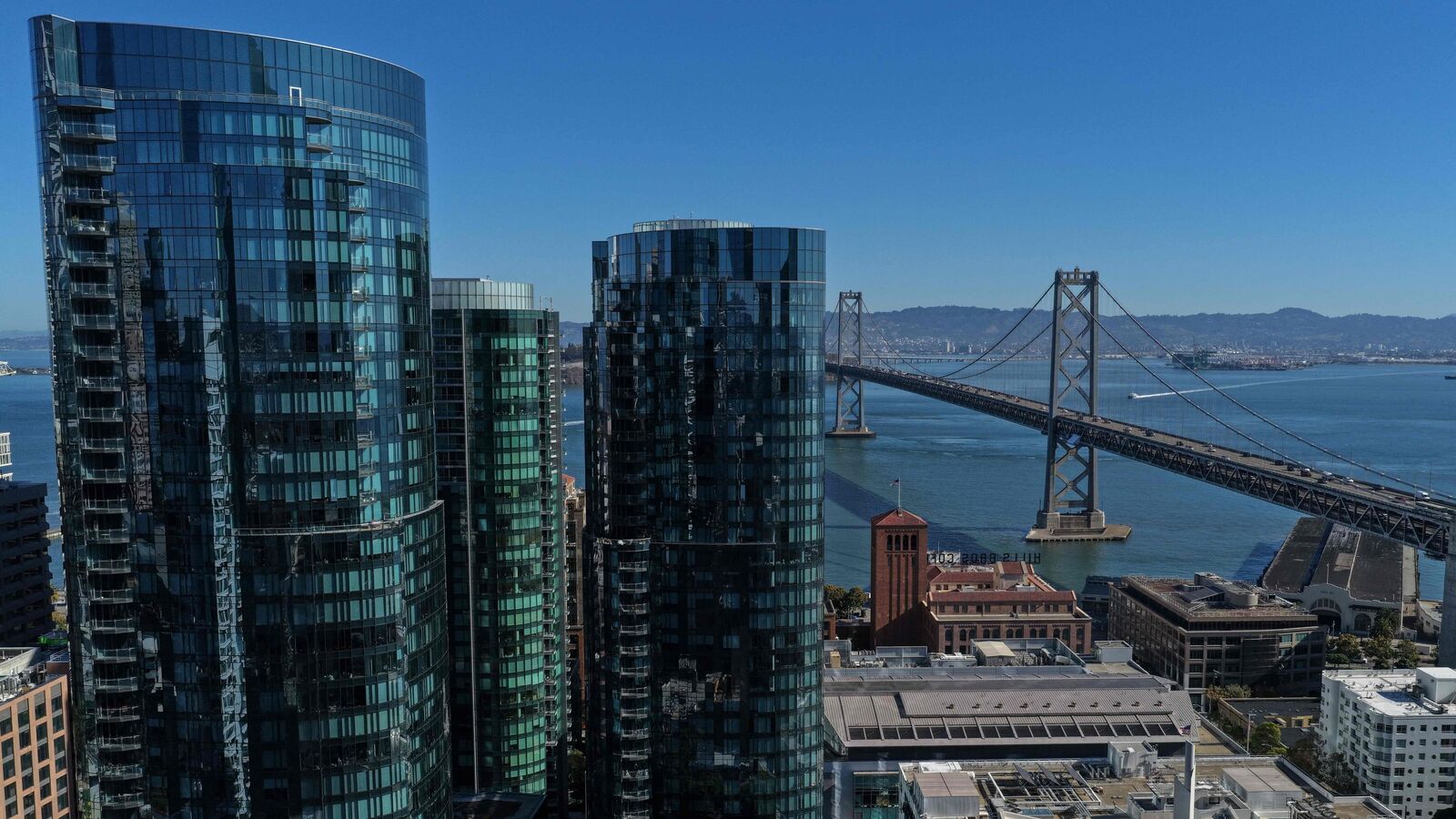 The world economy shrugs off both the trade war and AI fears