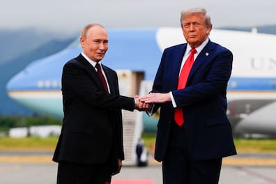 US-Präsident Donald Trump begrüßt den russischen Präsidenten Wladimir Putin auf der Joint Base Elmendorf-Richardson in Alaska.