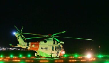 Een tanker vol stookolie drijft door motorpech zaterdagavond stuurloos rond voor de Nederlandse kust en drijft naar een windmolenpark.
