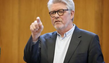 Pizza-drama i Folketinget: 'Magtfuldkomne' socialdemokrater stjal SF's aftensmad - Karsten Hønge fra SF måtte torsdag aften skrue bissen alvorligt på over for den - i hans ord - 'magtfuldkomne regering', der forsøgte at stjæle hans pizzaer efter Folketingets åbningsdebat