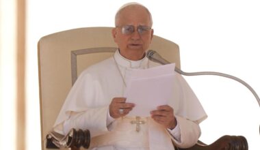 Pope urges news agencies to stand as bulwark against lies, manipulation and post-truths