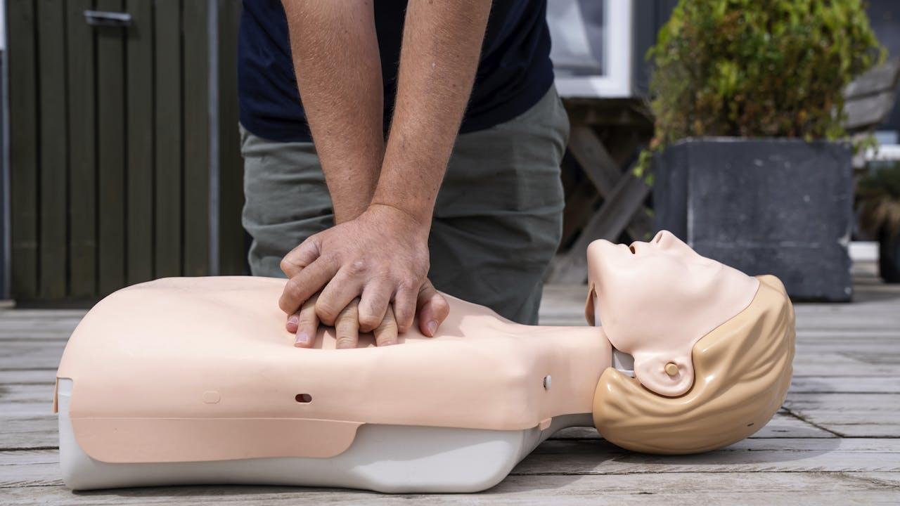 Hver tredje vil ikke fjerne kvinders bh ved genoplivning efter hjertestop