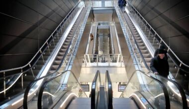 Seks mænd efterlyses med billede efter vold på metrostation