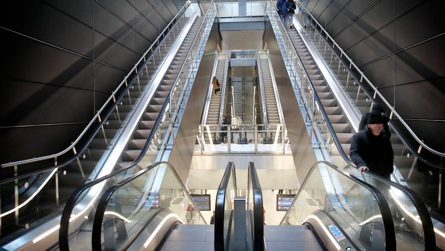 Seks mænd efterlyses med billede efter vold på metrostation