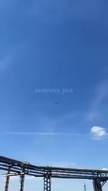 Russian civilians are filming the attack on the oil refinery in Orsk, Orenburg Oblast, which is currently under attack by Ukrainian "Liutyi" UAVs. Orsk oil refinery has a capacity of 6.6 million tons of oil per year and is located ~1500 km from the frontline.