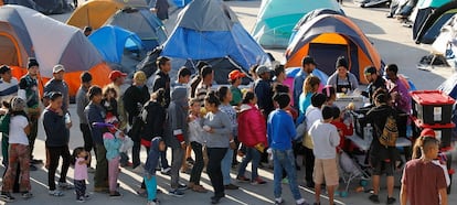 Solicitantes de asilo hacen cola en el refugio del El Barretal en Tijuana, México.