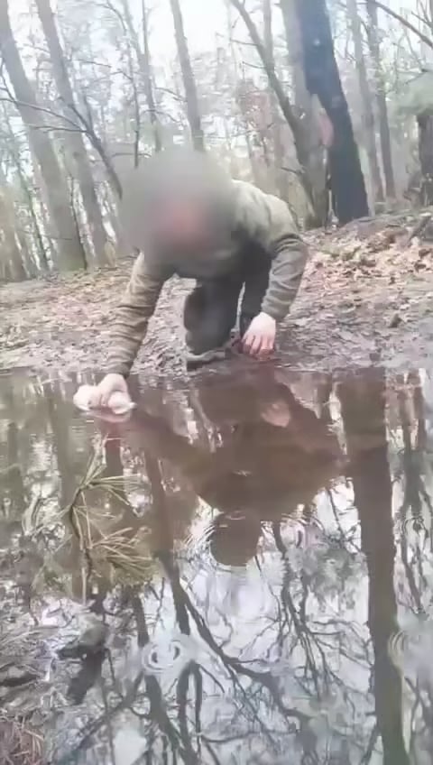 Amid logistics failures on the frontline, Russian troops resort to drinking from puddles