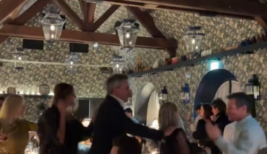 Have you ever experienced a dinner that suddenly turned into a party? 💃✨