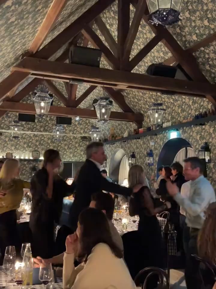 Have you ever experienced a dinner that suddenly turned into a party? 💃✨