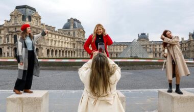« Oh my god ! » : devant le Louvre, des touristes du monde entier médusés par le braquage de bijoux