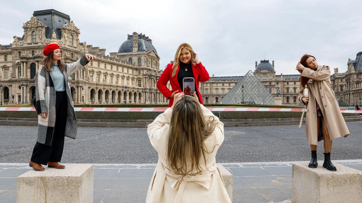 « Oh my god ! » : devant le Louvre, des touristes du monde entier médusés par le braquage de bijoux