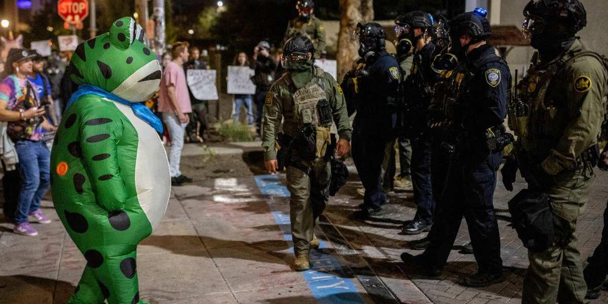 People Are Calling Out Exactly Why The Inflatable Frog Protesters In Portland Are So Effective