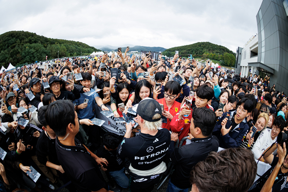 Fans gather up to meet Formula One racing driver Valtteri Bottas on Sunday at the Peaches Run Universe 2025 show run event in Yongin, Gyeonggi. [PEACHES]
