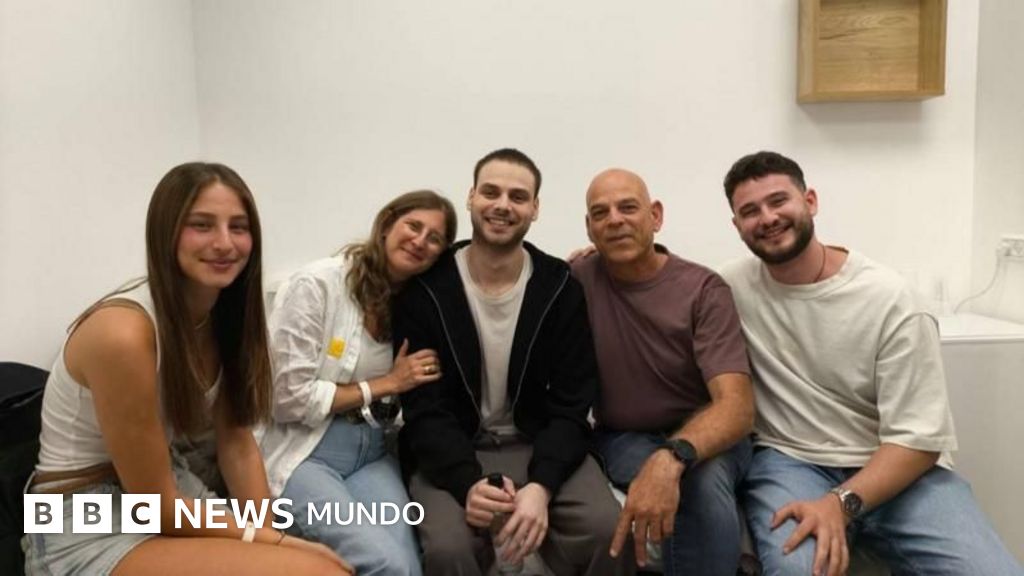 Hamás entrega a los 20 rehenes que mantenía con vida mientras Israel libera a los primeros presos palestinos como parte del acuerdo de cese el fuego
