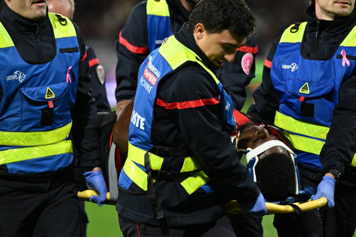 Le Toulousain Colombe évacué sur une civière à la suite d'un déblayage face à Toulon - L'Équipe