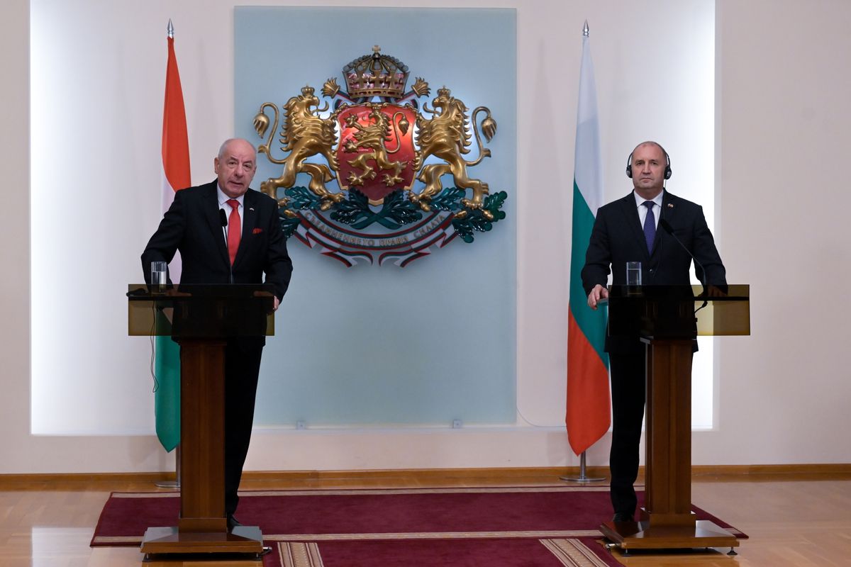 Szófia, 2025. október 20.
Sulyok Tamás köztársasági elnök (b) és Rumen Radev bolgár államfő a megbeszélésük után tartott közös sajtótájékoztatón az elnöki hivatalban Szófiában 2025. október 20-án. Sulyok Tamás kétnapos hivatalos látogatáson tartózkodik Bulgáriában.
MTI/Bruzák Noémi