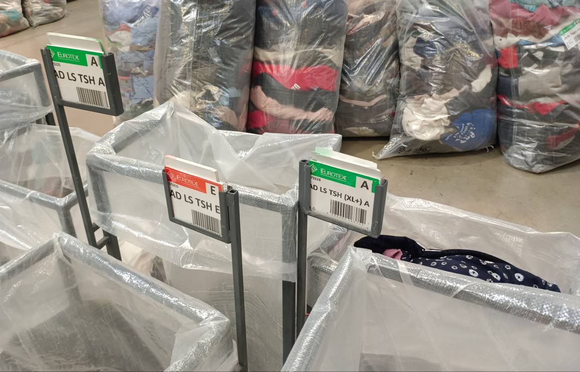 The clothes and textiles are sorted according to 450 in-house criteria. The clothes and textiles are sorted according to 450 in-house criteria.