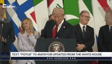 Trump asked, “Where is the UK?” Starmer raised his hand. Trump called him to the stage, making him think he was going to speak. Starmer approached the podium. “It’s nice that you’re here,” Trump said, then sent him back, offending Starmer.