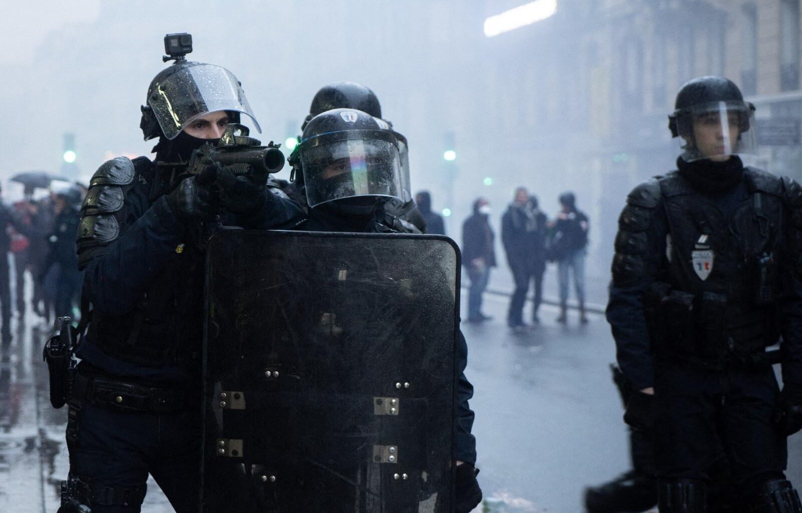 Gilet jaune défiguré par un tir de LBD en 2018 : un policier condamné à six mois de sursis… afin « de ne pas entraver la poursuite de sa carrière »