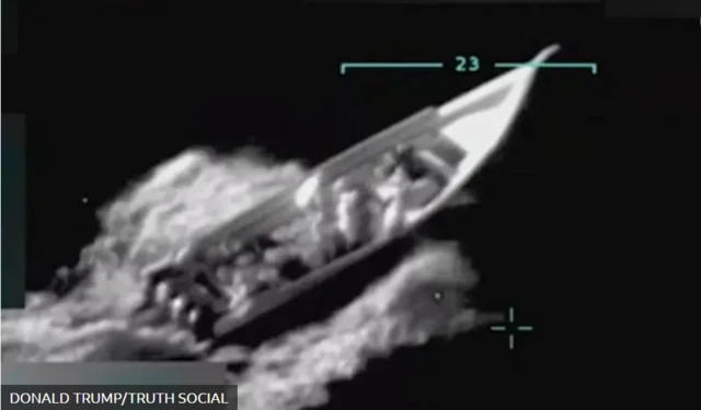 Imagen de una embarcación en el Caribe atacada por las fuerzas armadas de Estados Unidos, compartida por Donald Trump en su cuenta de Truth Social.