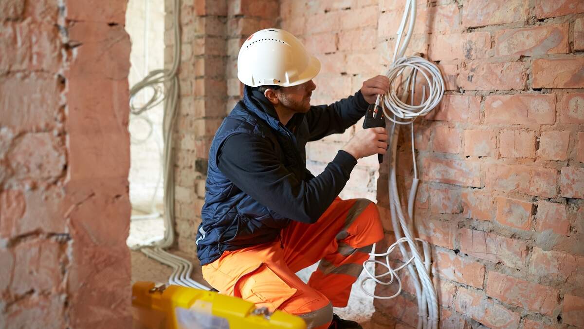 The skilled trades in Luxembourg could use the additional labour force, which is currently struggling to find work due to excessive bureaucracy.