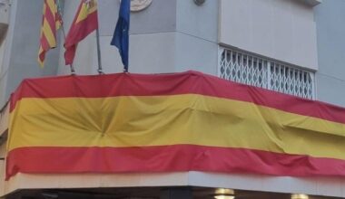 Bandera de España colgada del Ayuntamiento de Montserrat. - Foto: Redes sociales