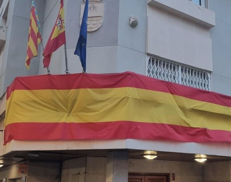 Bandera de España colgada del Ayuntamiento de Montserrat. - Foto: Redes sociales