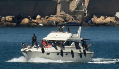 Israele: "La provocazione della Hamas Flotilla è finita". Global Sumud: "Attivisti rapiti e portati su una nave militare". I primi fermati in arrivo nel porto di Ashdod